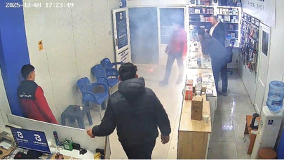 Midyat’ta tehlikeli anlar: Cep telefonu dükkânda alev aldı!