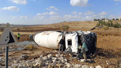 Kontrolden çıkan beton mikseri takla attı: Sürücü sıkıştı!