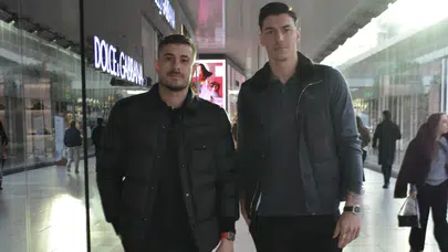 Dorukhan Toköz ve Berke Özer’e alışverişte büyük ilgi