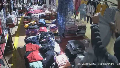 Montlarının içine gizlediler... Kapalı pazarda kıyafet hırsızlığı kamerada!