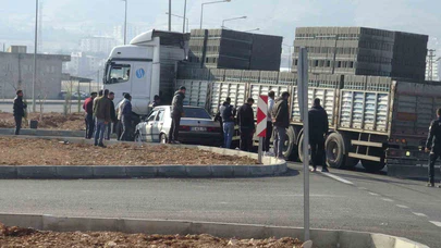 Kavşakta acele, dorsede hasar... Batman'da otomobil tırı hafife aldı, altında kaldı!