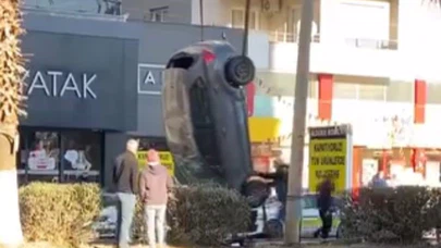 Refüje çarptı, havada döndü... Otomobil takla atıp ters kapaklandı, ortalık karıştı!