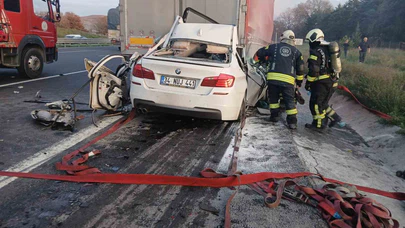Otomobiliyle tırın altına giren 18 yaşındaki sürücü hayatını kaybetti