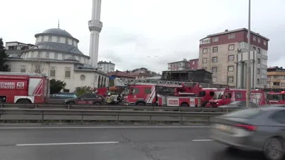 Park halindeki araç yandı, alevler kafeye sıçradı!