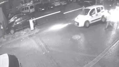 Geri geri gelip park halindeki araca çarptı...Pendik’te akılalmaz anlar kameraya yansıdı!