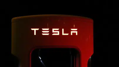 Küresel teknoloji devleri aynı merkezde: Tesla ve Amazon Türkiye’de konumlanıyor!