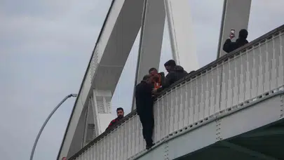Boynunda ip, elinde bıçakla köprüye çıktı: İntihar girişimi 7. kez önlendi!