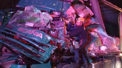 Tır üstüne tır... Rize yolunda ıslak zemin, kuru şans!