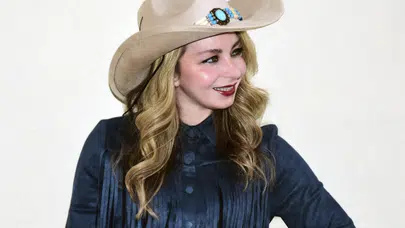 Atike 10 farklı dilde şarkı söyledi: Müzik dünyasında sınırları aşıyor