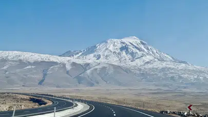 Karlar altındaki dev: Ağrı Dağı beyazlar içinde büyülüyor!
