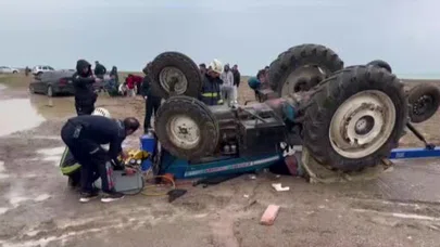 Antalya sahilinde faciaya dönüşen anlar: Traktör gençleri altına aldı!