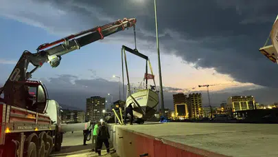 Kuvvetli rüzgar ve dalgalar Hatay'da 6 tekneyi sulara gömdü!