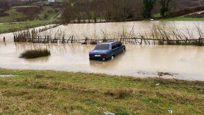 Sinop’ta otomobil suya kafa attı... Şarampolde yüzme seansı kazayla başladı!