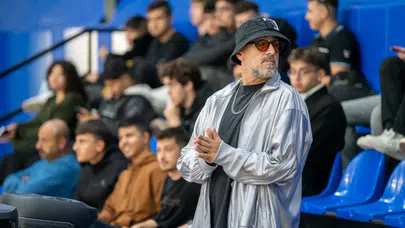 Sahneden parkeye! Anıl Piyancı’dan Antalya’da sürpriz zafer