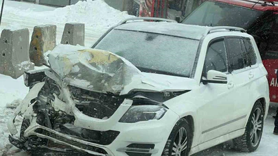 Tatvan Belediye Başkanı'na ait makam aracı refüje çarptı: Şoför hastaneye kaldırıldı!
