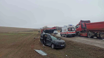 Çorum Alaca’da ağır vasıta kazası meydana geldi:Tır dorsesi hafif ticari aracı ezdi!