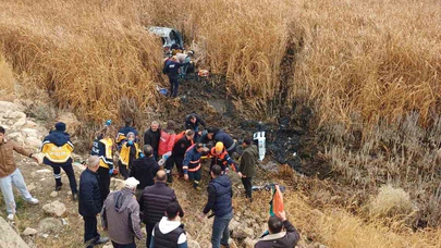 Kaza değil, Survivor... Van’da virajı alamayan araç çamura uçtu!