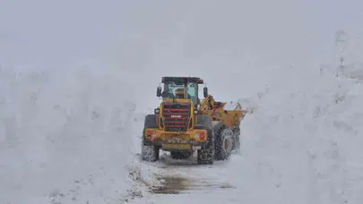 Hakkari beyaza büründü...Karla mücadele aralıksız sürüyor!