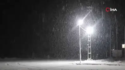 Karla mücadele başladı... Erzincan-Sivas karayolu kapandı!