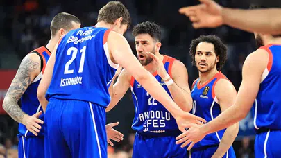 Anadolu Efes’te proje başlamadan bitti: Sakatlıklar ve erken hoca değişimi...