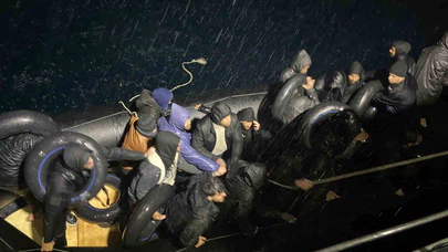 Zorlu hava koşullarında sürüklenen bot: 26 Göçmene nefes aldıran operasyon!