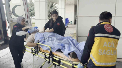 Sürücünün yakını kaza alanında aniden fenalaştı... O anlar kamerada!