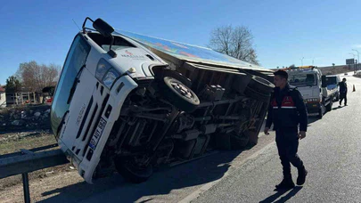Direksiyon hakimiyeti gitti, kamyonet refüje park etti!