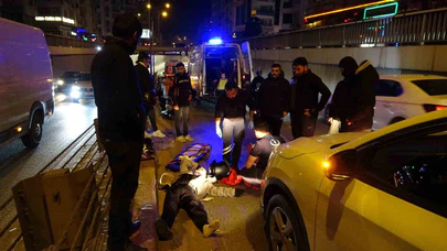 Alt geçitte hız felaketi getirdi: Motosikletli genç önce araca sonra bariyere çarptı!