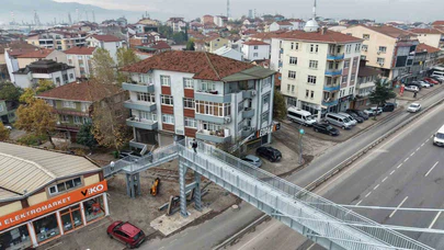 Üst geçit yıkıldı ama sorun yerinde kaldı... Evin içini gösteren geçit 1 metre uzağa taşındı!