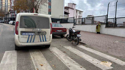 Bilecik'te yayaya yol verdi, kazaya karıştı: Motosiklet arkadan çarptı!