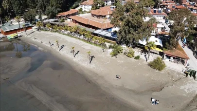 Muğla'da Deniz 30 Metre Çekildi! Vatandaşlar Kumsalda Yürüyüş Yaptı