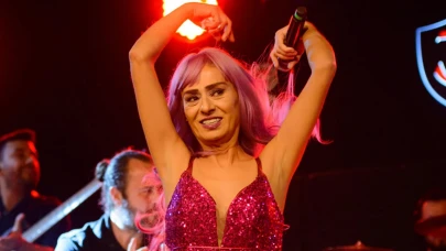 Yıldız Tilbe’den Şaşırtan Hamle! Yanık Yüzüyle Sahneye Çıktı