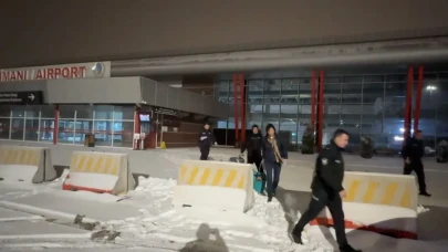 Kavga çıktı uçak Erzurum'a acil iniş yaptı