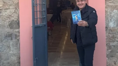 Sunay Akın’ın Yeni Kitabı “Koyu Mavi Memleket Kumaşı” İslahiye’de Tanıtıldı! Kitabın Konusu Ne?