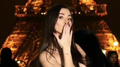 Ünlü model Su Akkuyu, Paris'te moda dünyasında parlıyor