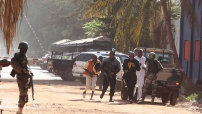 Askerlerin eşlik ettiği konvoya pusu: 50 kişi hayatını kaybetti