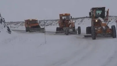 201 köy yolu ulaşıma kapandı: Ekipler aralıksız çalışıyor