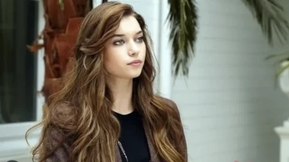 Ünlü Oyuncu Afra Saraçoğlu’nun Annesini Görenler Hayran Kaldı! Güzelliğiyle Mest Etti