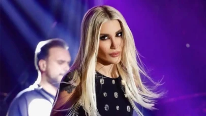 İrem Derici’den Kırmızı Kovboy Tarzı! Kıbrıs Konserinde Hem Stili Hem Açıklamalarıyla Dikkat Çekti
