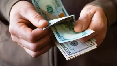 Dolar uçmaya başladı! Bu rakamı ilk kez gördü