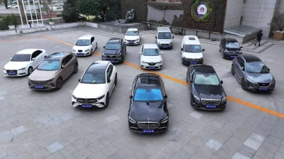 Emniyet, kara para ve dolandırıcılık operasyonunda ele geçirilen araçları sergiledi