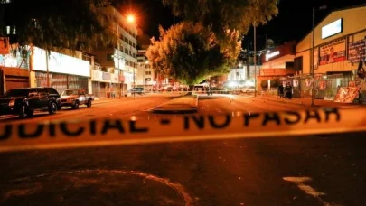 Annesi öldürülen bebek, ıssız bir yolda emeklerken bulundu