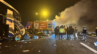 Otoyolda faciadan dönüldü! Zincirleme kazada tır alev topuna döndü