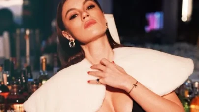 Yüsra Geyik Cesur Stiliyle Yine Olay Yarattı! Gömleğini Açtı, Transparan Sütyeniyle Poz Verdi!