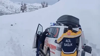 Ambulans kara saplandı hastayı iş makinesi aldı!