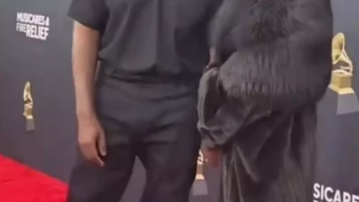 Bianca Censori Şeffaf Elbisesiyle Sosyal Medyada Tepki Aldı!