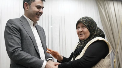 Murat Kurum o depremzedeyi ziyaret etti: ''Alnından öptüğüm çocuksun''