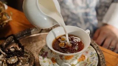 Kışa Kraliyet Dokunuşu: Kraliçe Gibi Hissettiren Sütlü İngiliz Çayı Tarifi!