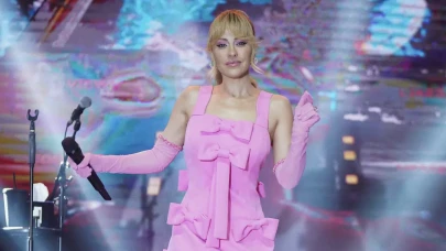 Derya Uluğ pembe sahne kostümüyle unutulmaz performans sergiledi