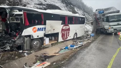 Yolcu otobüsü kamyona çarptı: Ölü ve yaralılar var